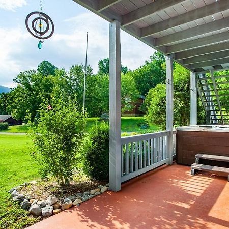 פיג'ן פורג' Ole Smoky Bnb - Game Room, Hot Tub, Mtn Views! מראה חיצוני תמונה